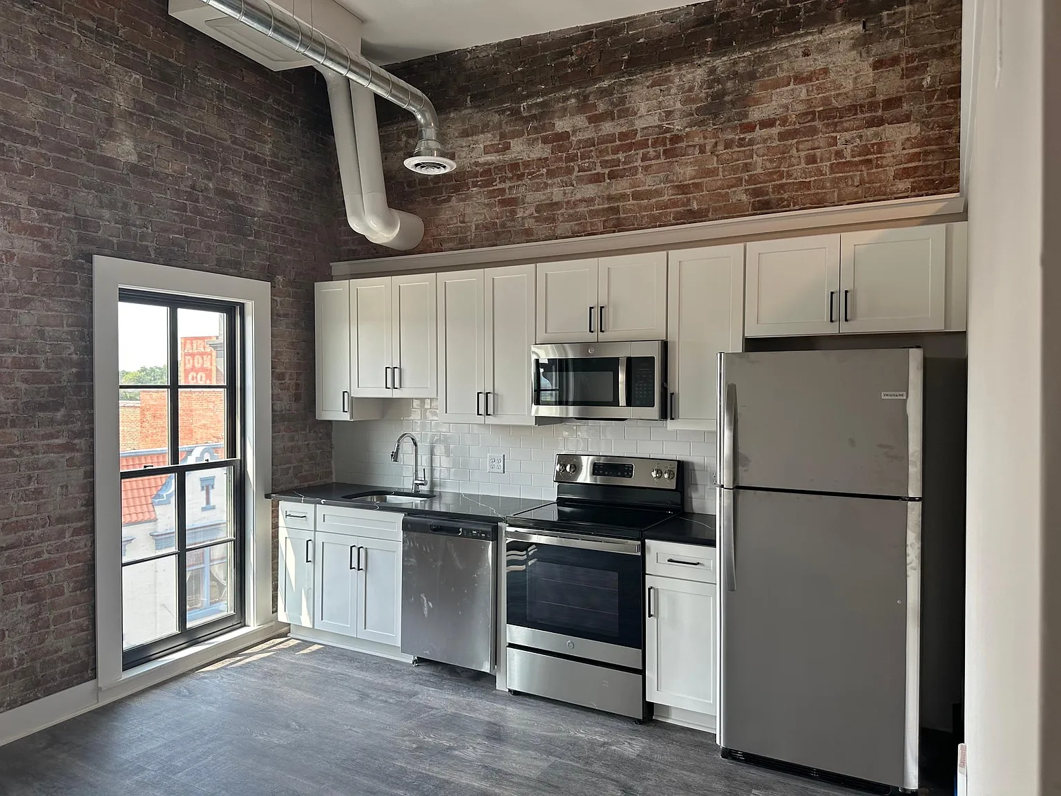 400 River St — Photo 3