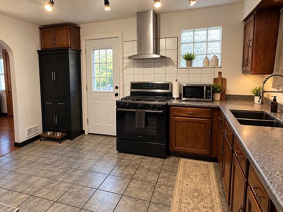 5th image of 1008 Lowenhill St