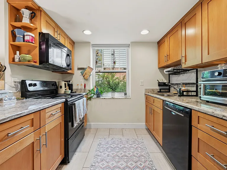 1212 Vickers Ave — Photo 8