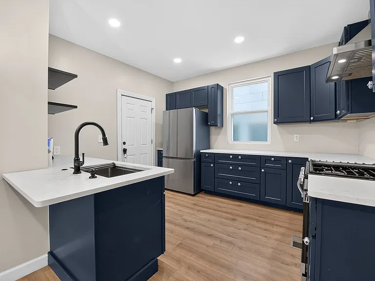 2516 Agnes Ave — Photo 2