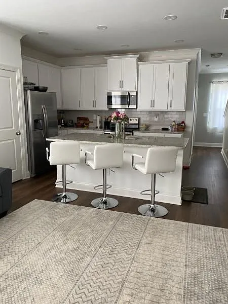 3 bed, 1860 sqft, $2,300 — Photo 3