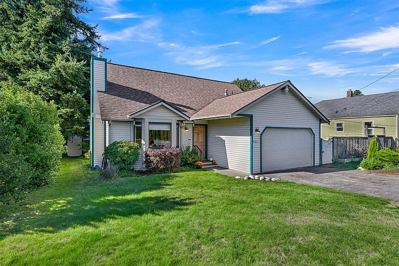 2nd image of 3231 Pinewood Avenue