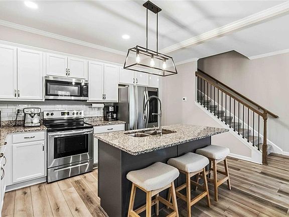 3rd image of 1520 Bluff Valley Cir