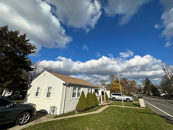 2nd image of 552 Beachwood Blvd