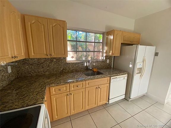 3rd image of 820 Lorca St