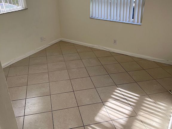 5th image of 419 SW 15th St