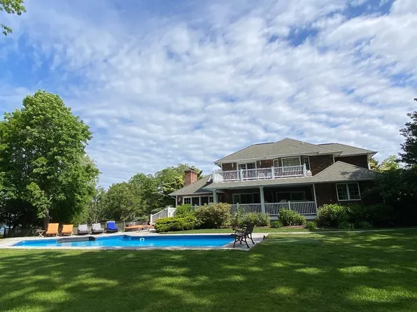 https://photos.zillowstatic.com/fp/2e268d75f070092b3b9d6d80de57fa3f-p_e.webp