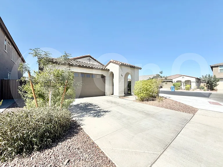 9432 W Roma Ave — Photo 3