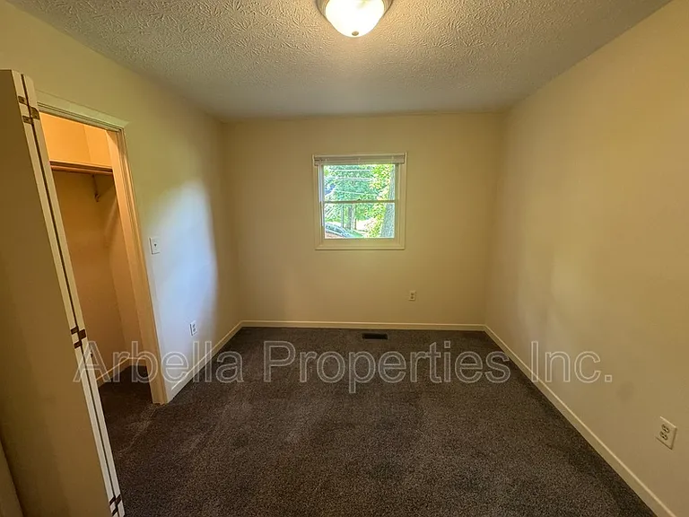 1029 Surmont Ct — Photo 12