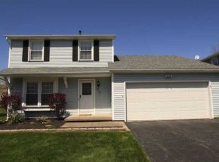 318 Pebbleview Dr, Rochester, NY 14612