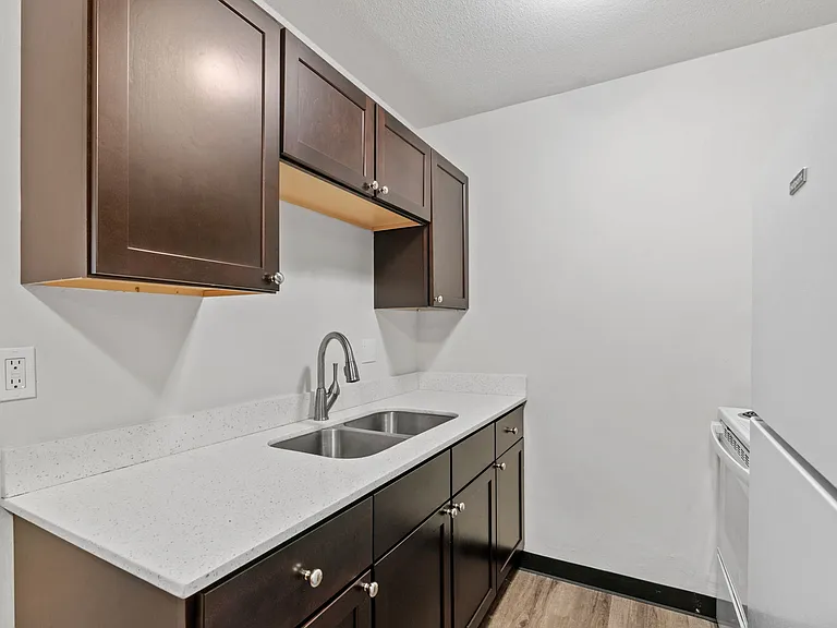Lake Street Manor — Photo 25