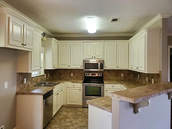 Kitchen with lots of cabinets & counter space. NO REFRIGERATOR