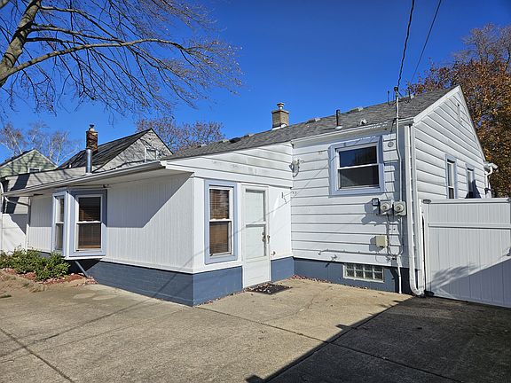 2nd image of 703 N Vermont Ave