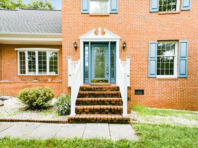 111 Launchris Dr — Photo 2