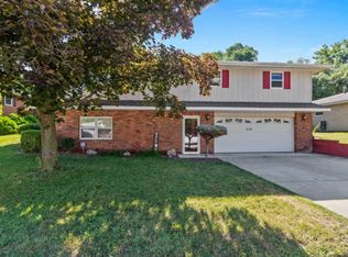 316 Parkway Ln, Pekin, IL 61554