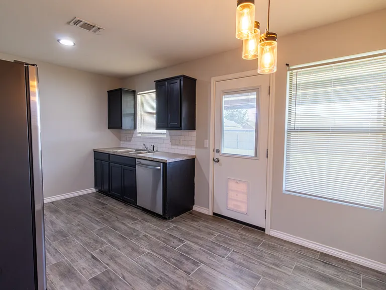 1218 Newman Ave — Photo 5