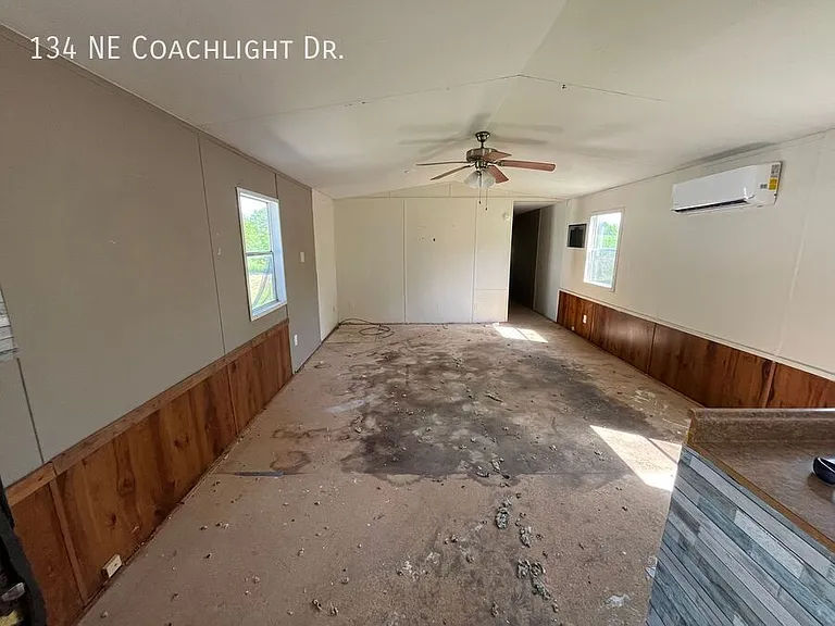 134 NE Coachlight Dr — Photo 4