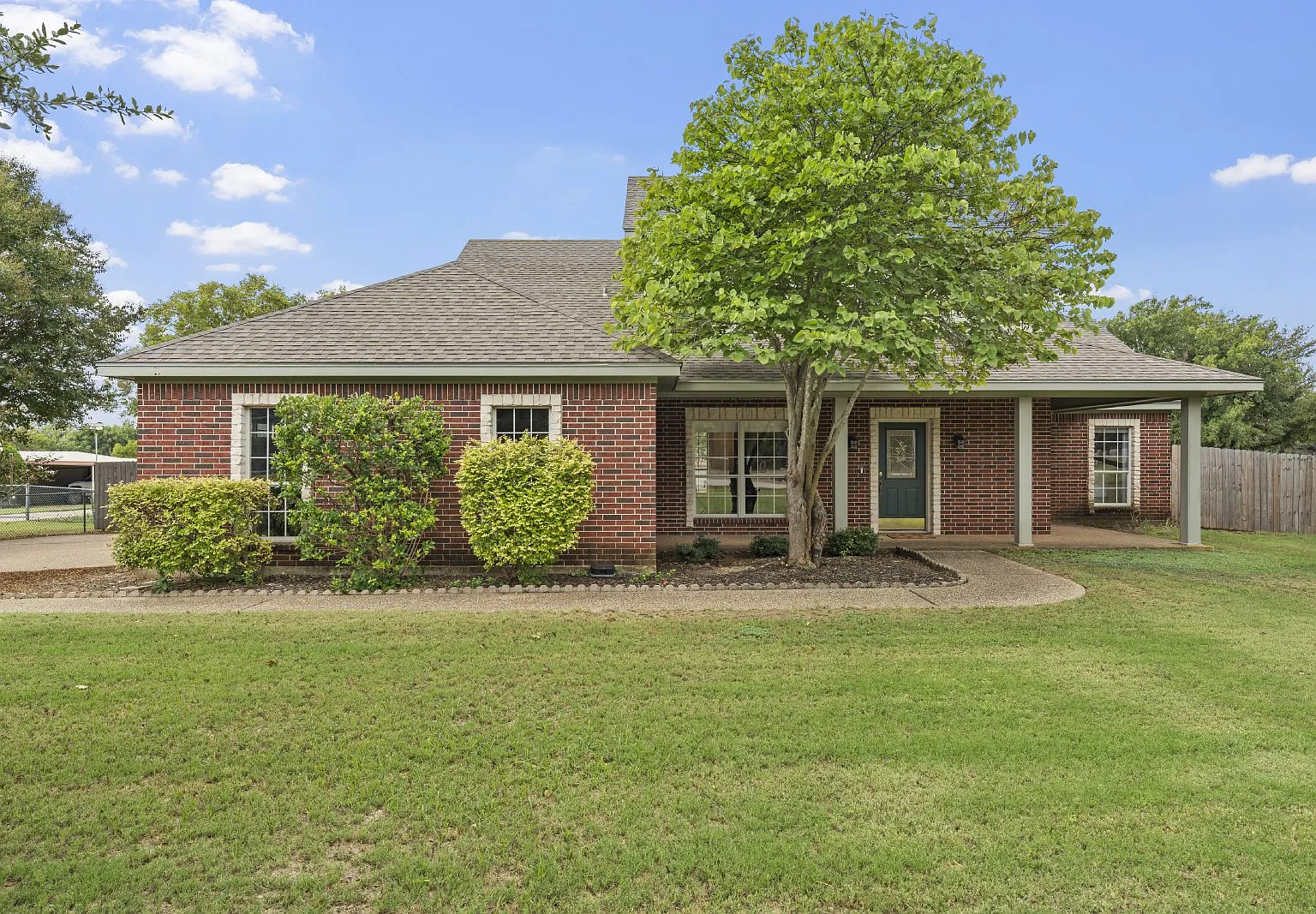 4 bed, 2.5 bath, 2529 sqft, $2,600 — Photo 1