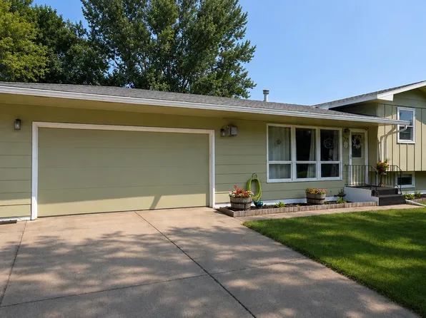 1825 12th St SW, Minot, ND 58701