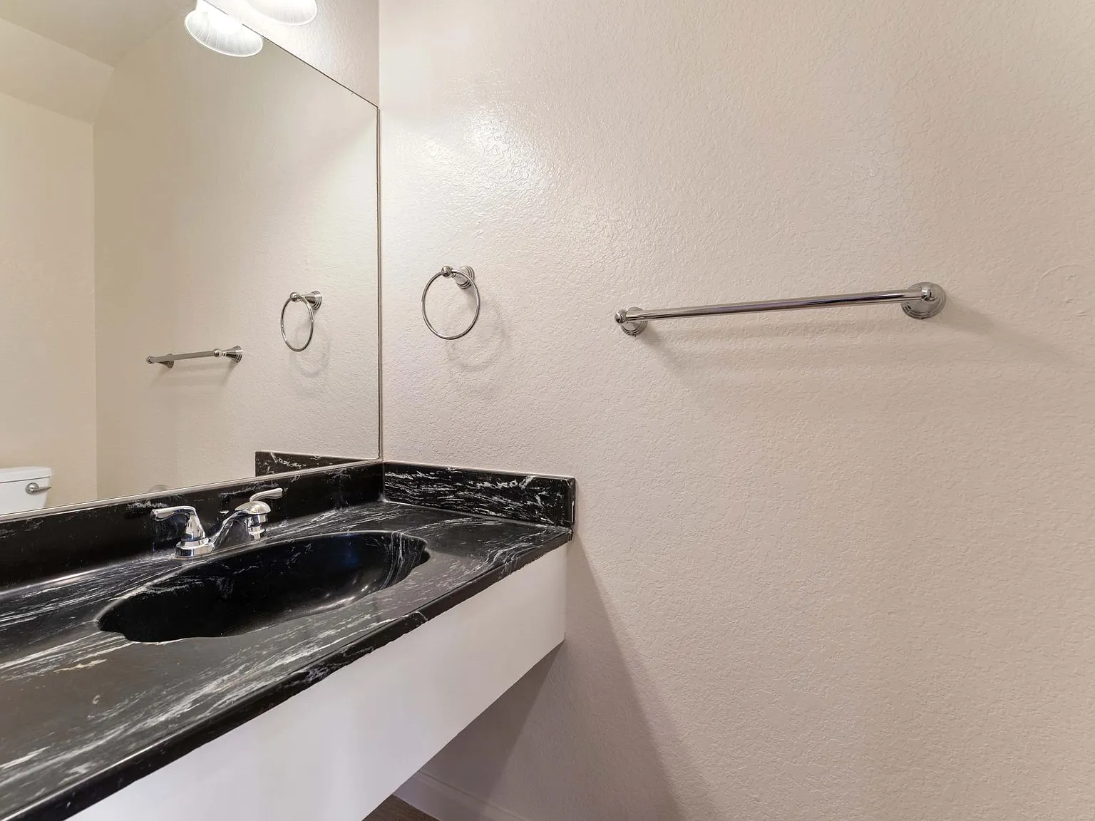 2 bed, 1.5 bath, 1000 sqft, $2,000 — Photo 4