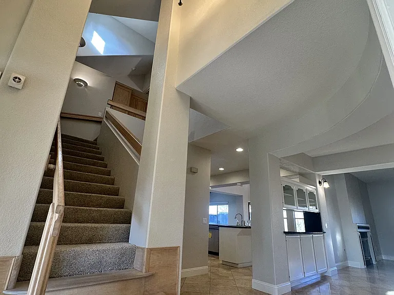 2221 Banbury Cir — Photo 10