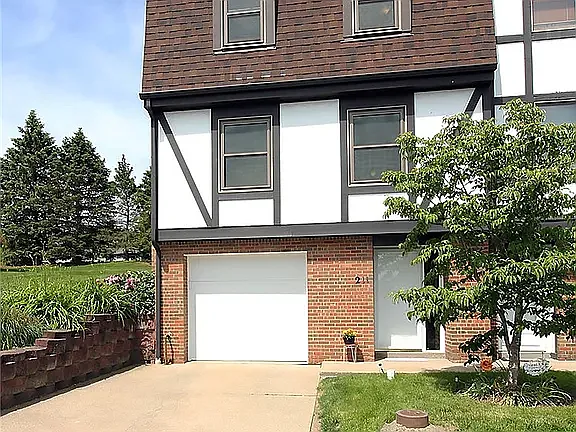 211 Greenwood Dr N — Photo 6