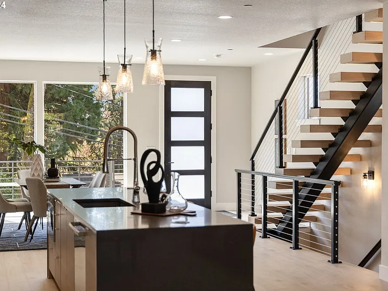 617 SW Lobelia St — Photo 6