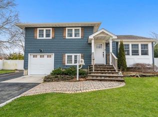 857 Milligan Ln, West Islip, NY