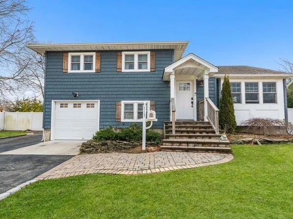 857 Milligan Lane, West Islip, NY 11795