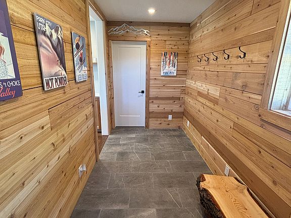 5th image of 300 Upper Evergreen Dr