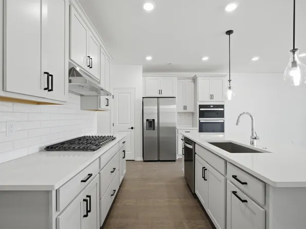 5574 E Spaniel Dr, Ann Arbor, MI 48108
