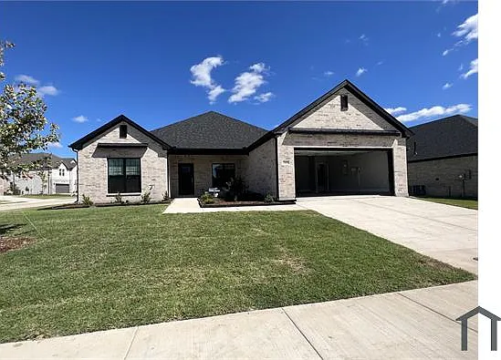 5 bed, 2300 sqft, $2,700 — Photo 2