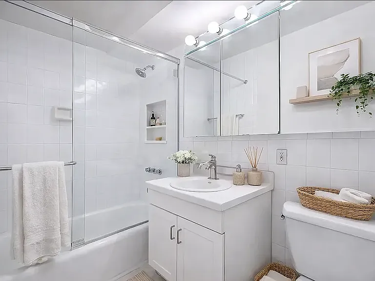 150 E 39th St #506 — Photo 2