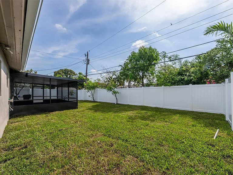4800 NE 4th Ave — Photo 17