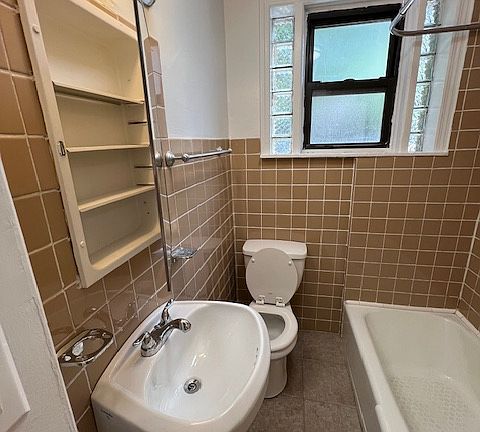 2nd image of 2590 36th St APT 1F