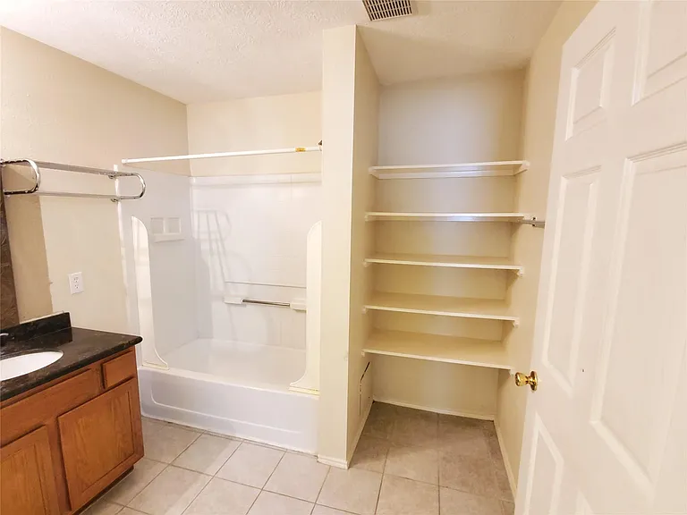 18203 Afton Hollow Ln — Photo 15