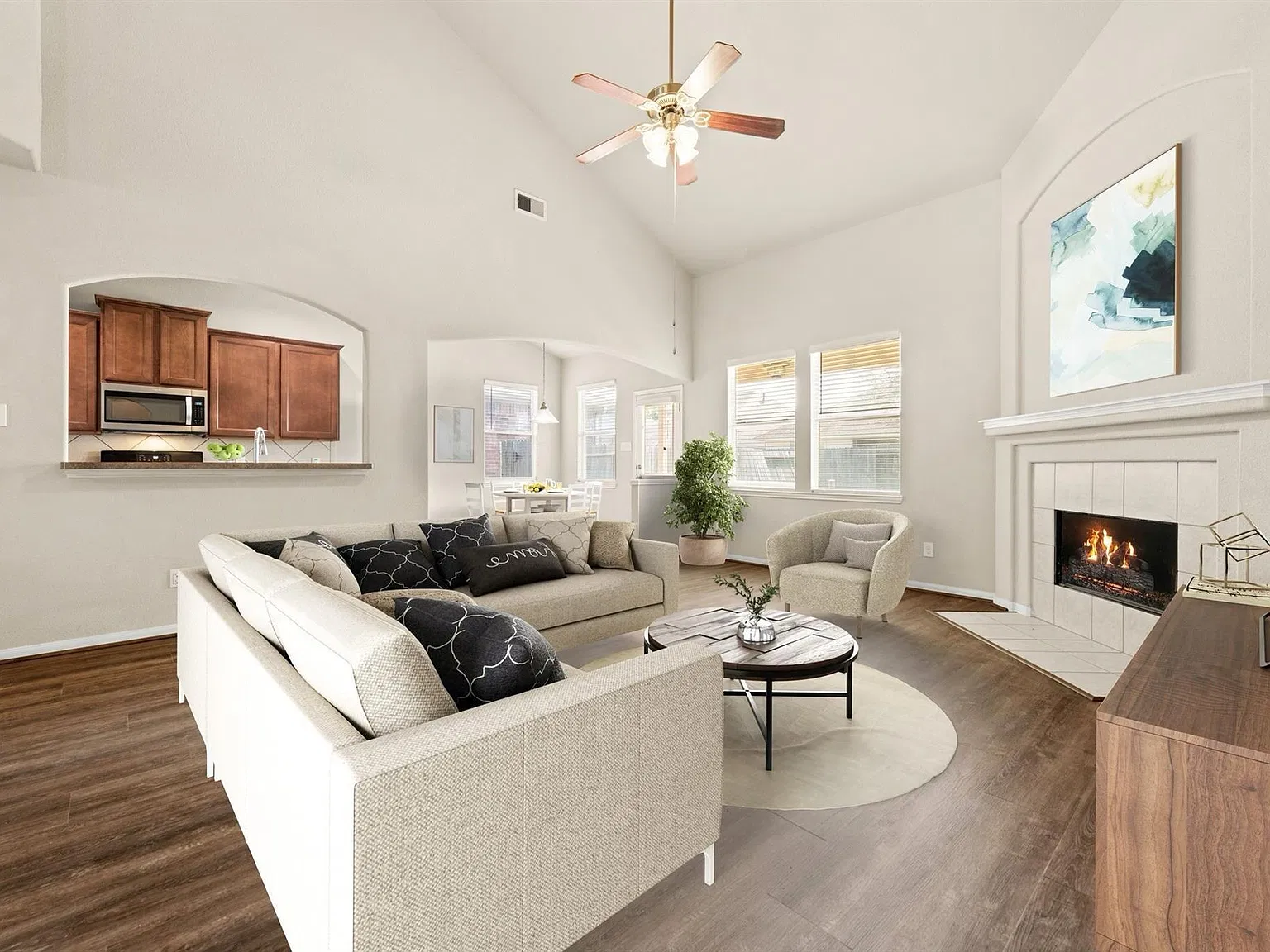 4 bed, 2.5 bath, 2377 sqft, $2,195 — Photo 4