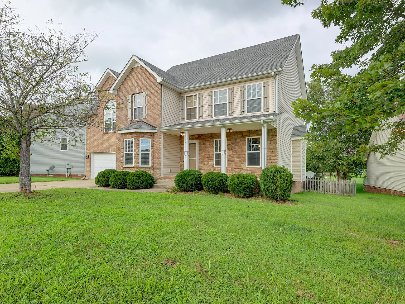3 bed, 2.5 bath, 2555 sqft, $2,200 — Photo 3