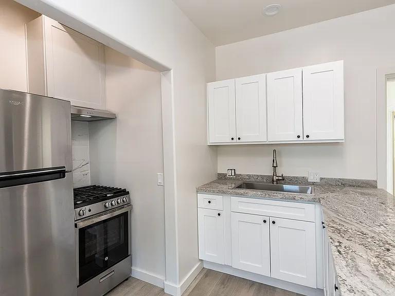 1313 Buena Vista St — Photo 5