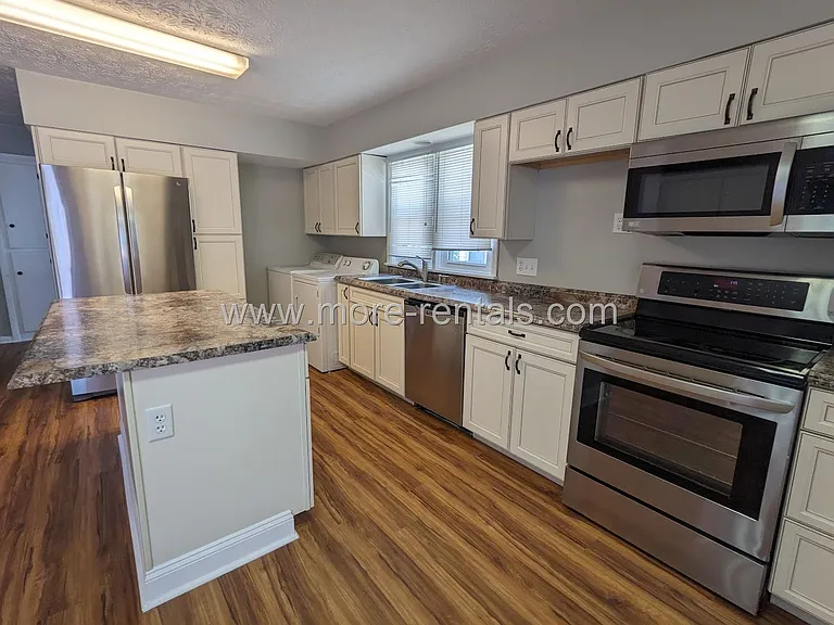 398 Collingwood Ave — Photo 5