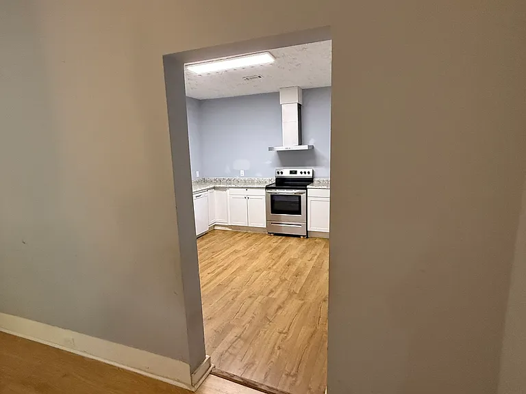 1006 W College St — Photo 2
