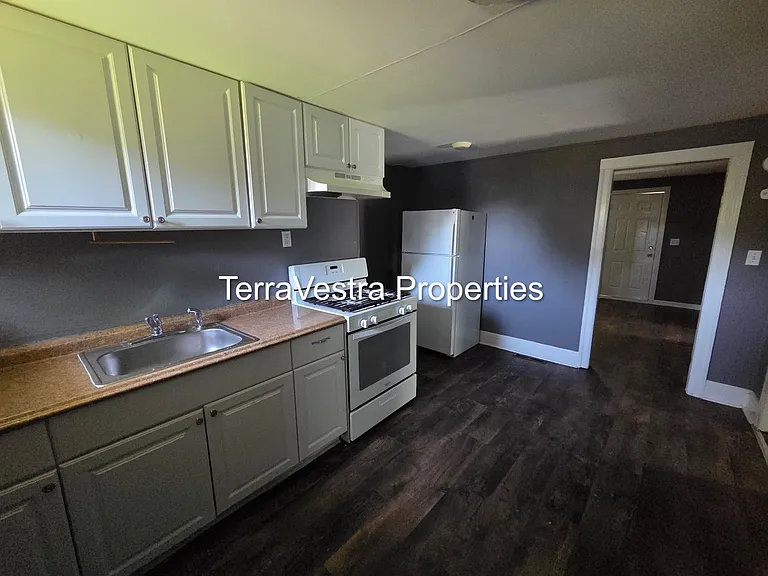 242 W Washington St — Photo 1
