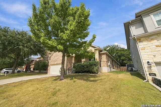 3 bed, 2.5 bath, 2400 sqft, $2,150 — Photo 3