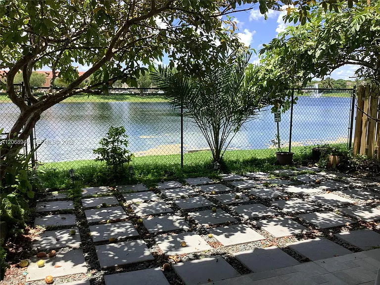 7050 SW 164th Ct — Photo 2