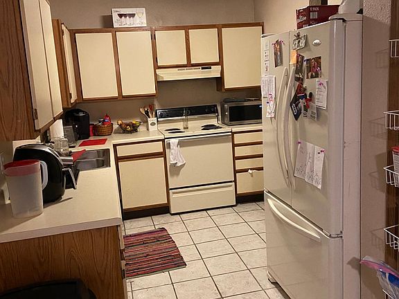 Kitchen w/ all appliances