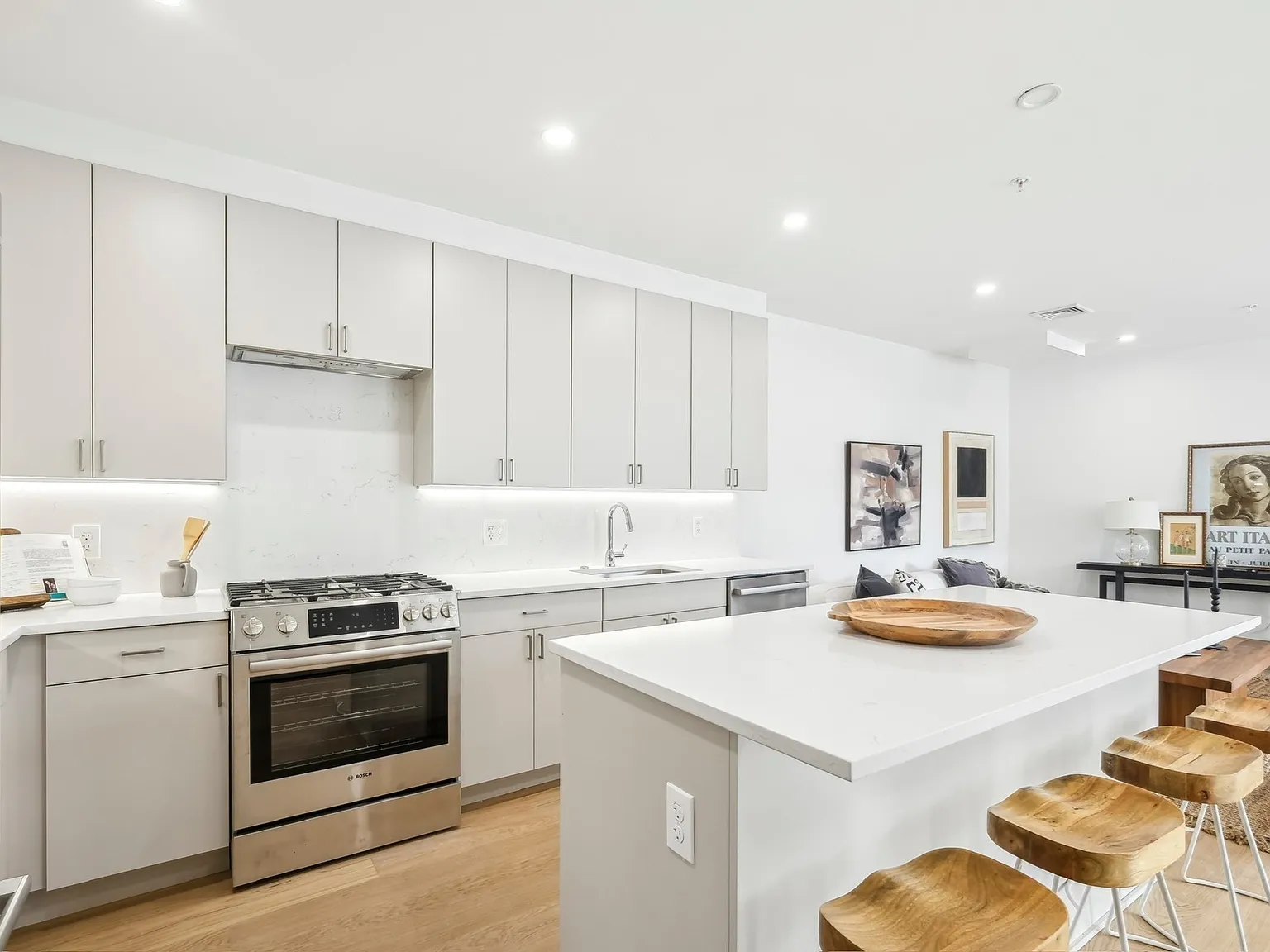 2 bed, 2.0 bath, 1103 sqft, $4,650 — Photo 3