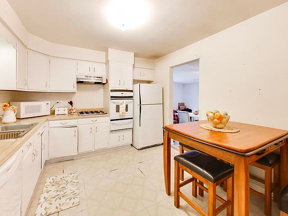 3rd image of 1281 Banbury Rd