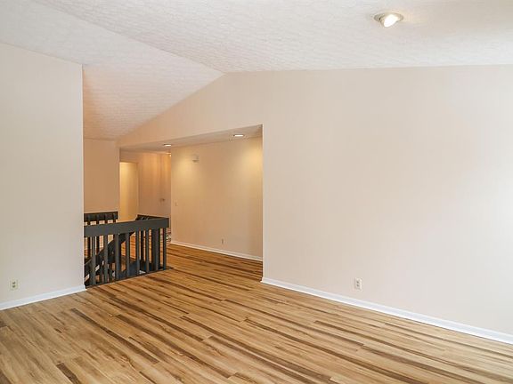 5th image of 59 Evergreen Cir