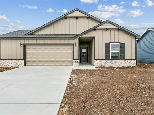 1562 N Emerald Valley Dr, Mulvane, KS 67110