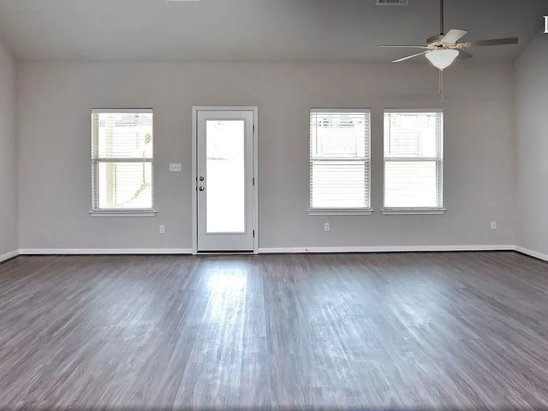 533 Gabrielle Anne Dr — Photo 3
